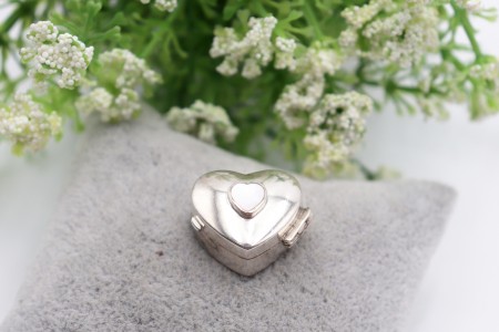 Caixa de comprimidos em prata em forma de coração com madrepérola na tampa